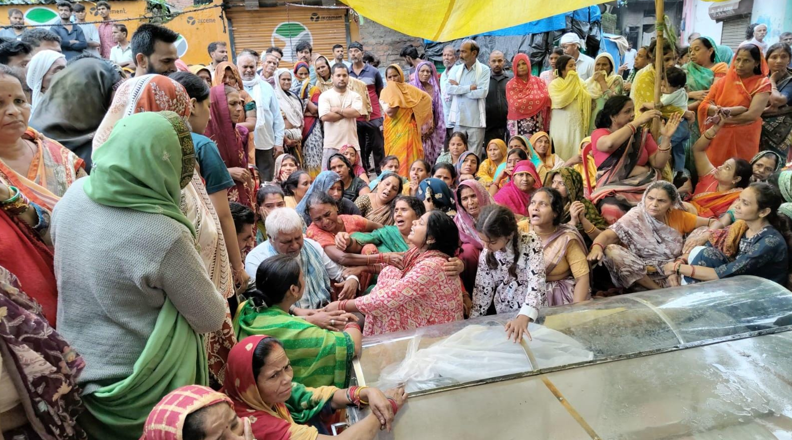 हाईटेंशन लाइन की चपेट में चाचा-भतीजे की मौत, शव रखकर प्रदर्शन