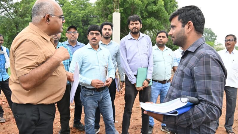 7 करोड़ से बन रहा सेंटर, निर्माण की सुस्ती पर डीएम नाराज