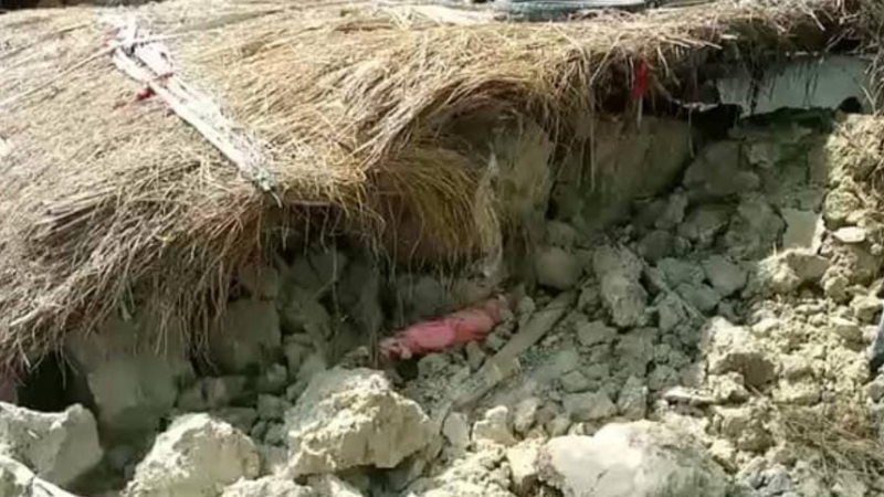 बारिश के बीच कच्ची दीवार गिरी, छप्पर के नीचे सो रहा परिवार दबा