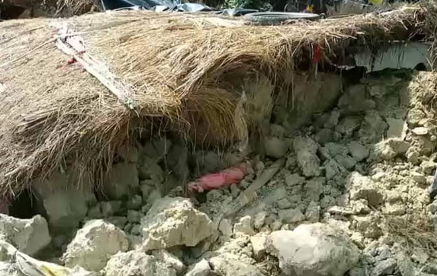 बारिश के बीच कच्ची दीवार गिरी, छप्पर के नीचे सो रहा परिवार दबा