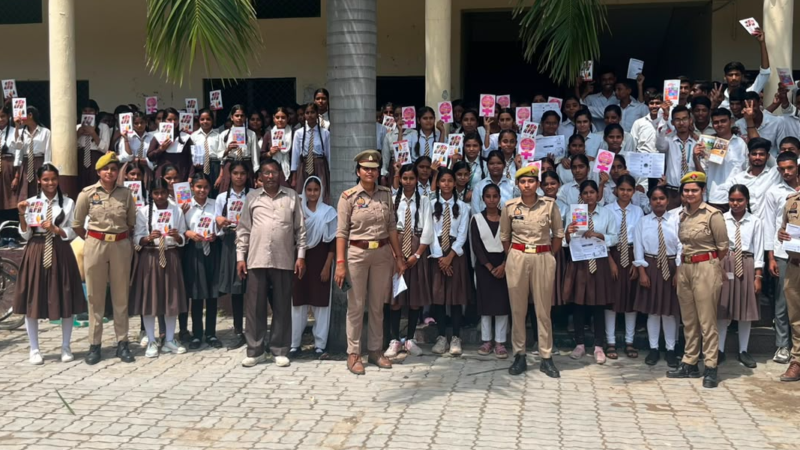 मिशन शक्ति अभियान में छात्राओं को सिखाए सुरक्षा के गुर, हेल्पलाइन नंबरों की दी जानकारी