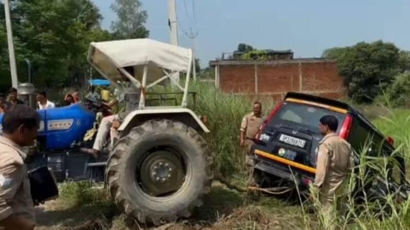 तेज रफ्तार कार को बचाने में खाई में पलटी यूपी 112 की पीआरवी, तीन पुलिसकर्मी घायल