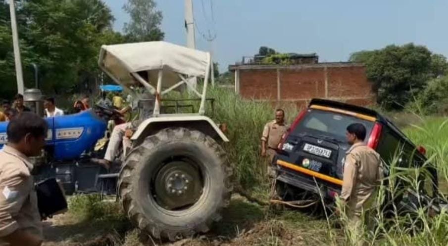 तेज रफ्तार कार को बचाने में खाई में पलटी यूपी 112 की पीआरवी, तीन पुलिसकर्मी घायल