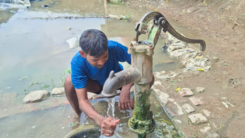 एक महीने से बिना चलाए पानी दे रहा हैंडपंप