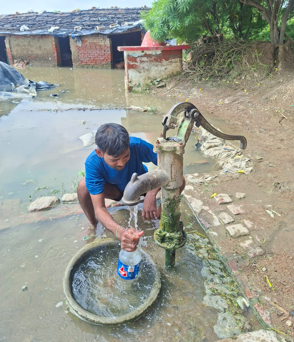 एक महीने से बिना चलाए पानी दे रहा हैंडपंप