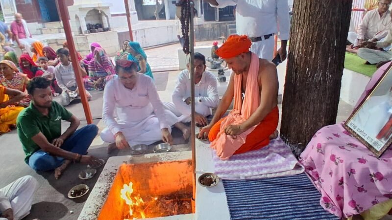 2100 दीपों से जगमगाया बिहारेश्वर महादेव मंदिर