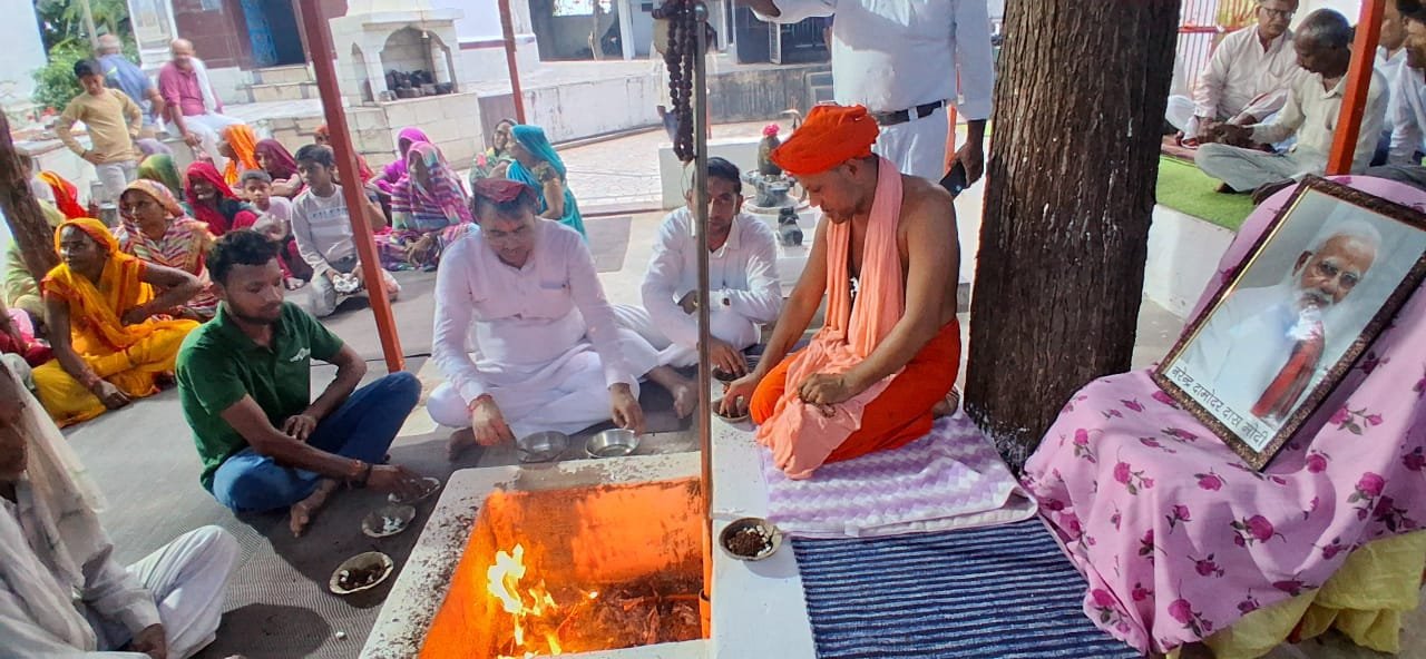 2100 दीपों से जगमगाया बिहारेश्वर महादेव मंदिर