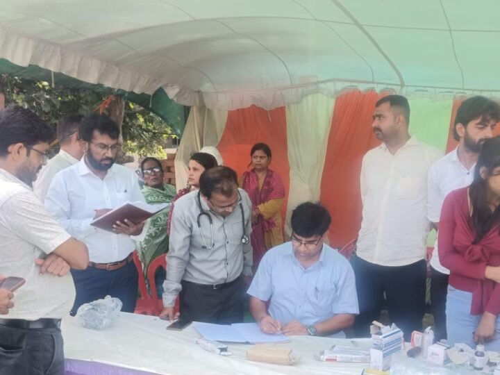 बाढ़ प्रभावित गांवों में स्वास्थ्य विभाग की टीमें सक्रिय, घर-घर बुखार सर्वे