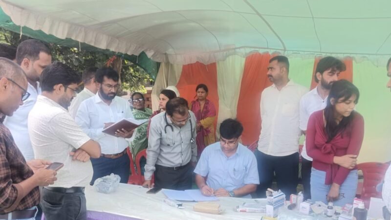 बाढ़ प्रभावित गांवों में स्वास्थ्य विभाग की टीमें सक्रिय, घर-घर बुखार सर्वे