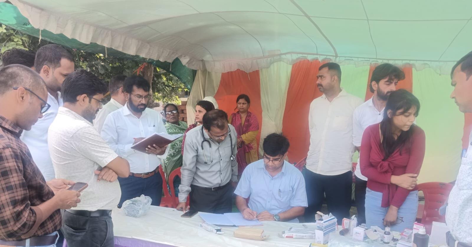 बाढ़ प्रभावित गांवों में स्वास्थ्य विभाग की टीमें सक्रिय, घर-घर बुखार सर्वे
