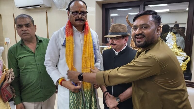 श्रीमद्भागवत कथा में शामिल होने के लिए डिप्टी सीएम को दिया निमंत्रण