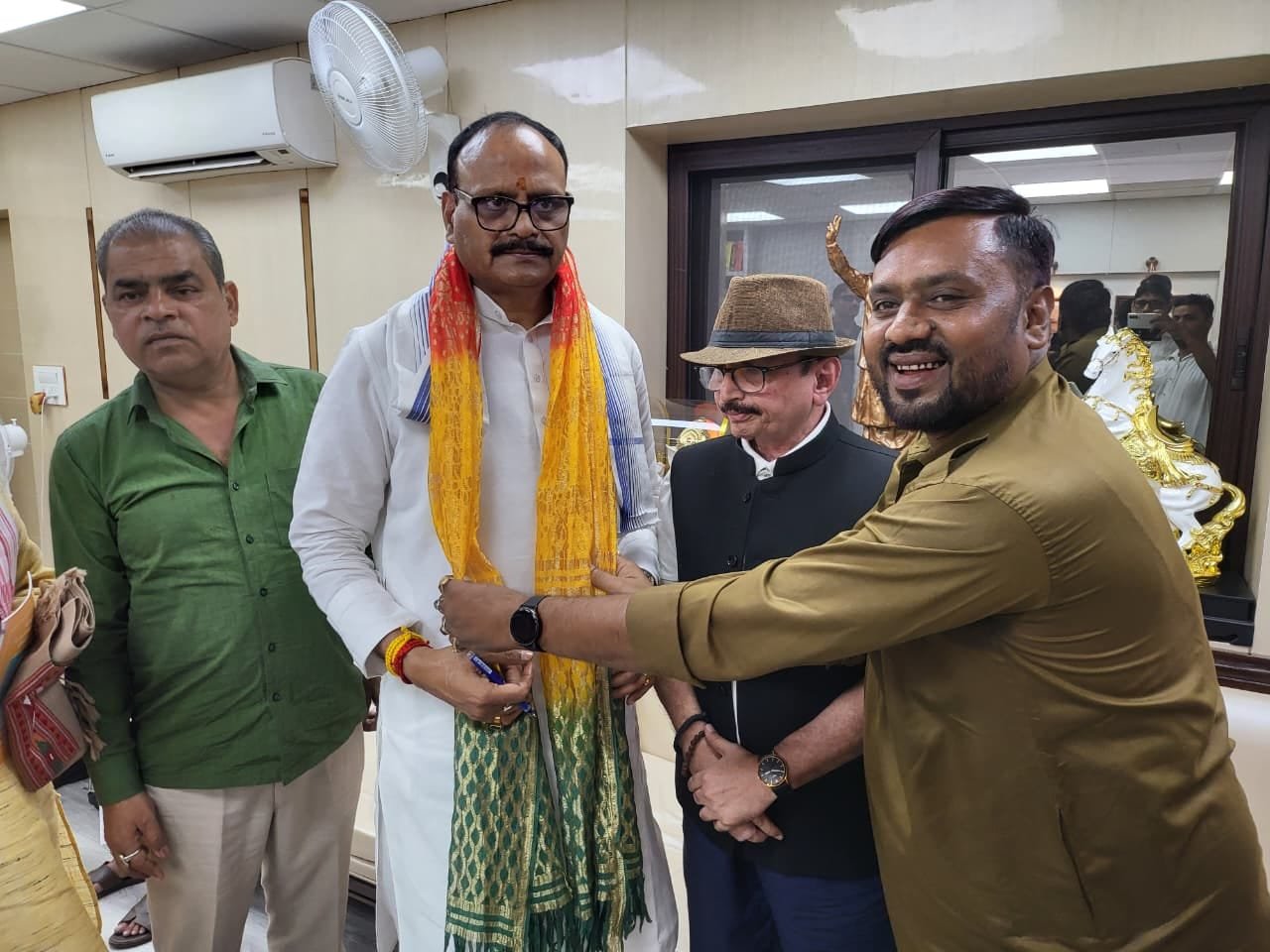 श्रीमद्भागवत कथा में शामिल होने के लिए डिप्टी सीएम को दिया निमंत्रण