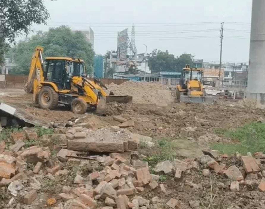 बर्रा-6 में कब्रिस्तान के कथित अतिक्रमण पर चला KDA का बुलडोजर