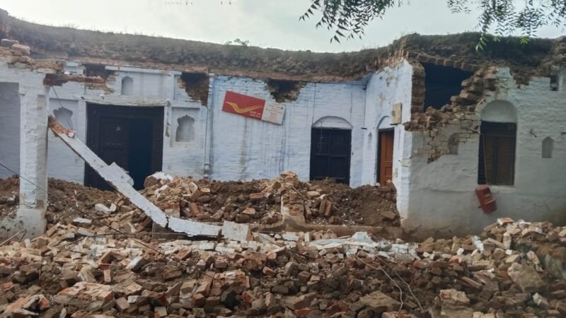 बारिश के बीच अचानक ढह गया मकान का अगला हिस्सा, परिवार ने भागकर बचाई जान