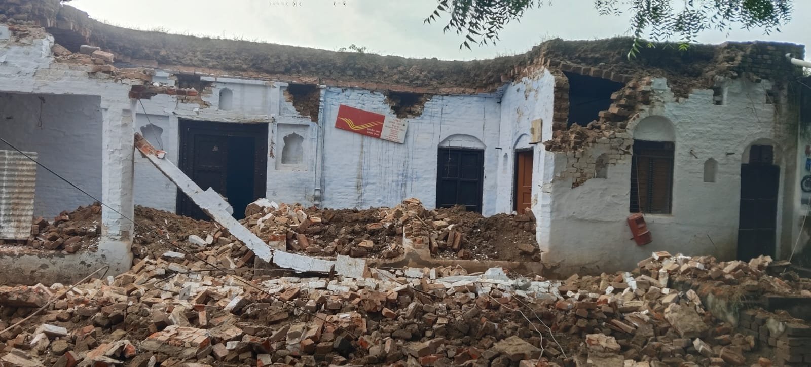 बारिश के बीच अचानक ढह गया मकान का अगला हिस्सा, परिवार ने भागकर बचाई जान