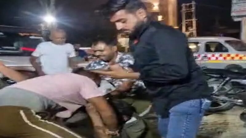 मोतीझील चौराहे पर युवक को सड़क पर गिराकर पीटा, वीडियो वायरल