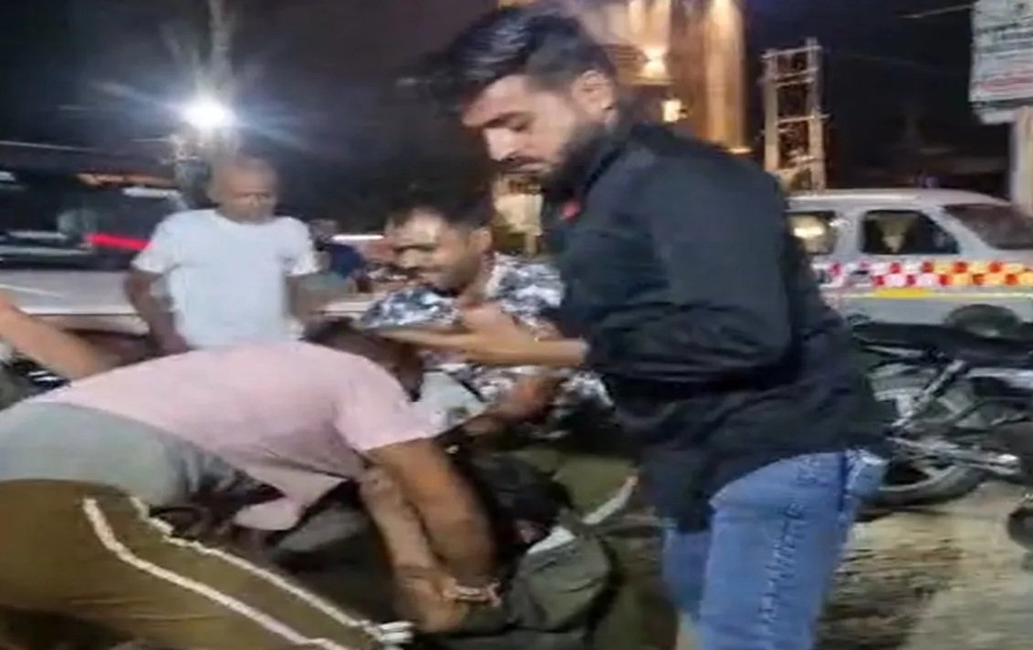 मोतीझील चौराहे पर युवक को सड़क पर गिराकर पीटा, वीडियो वायरल