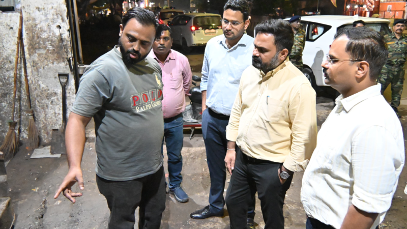 रात में अफसरों ने परखी शहर की सफाई व्यवस्था, खुले में कूड़ा मिलने पर जताई नाराजगी