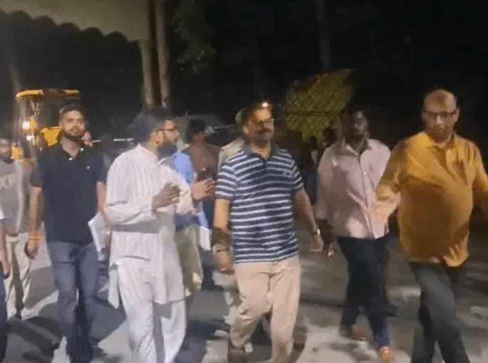 आधी रात सड़कों पर निकले नगर आयुक्त, खुद नापी सड़क की मोटाई