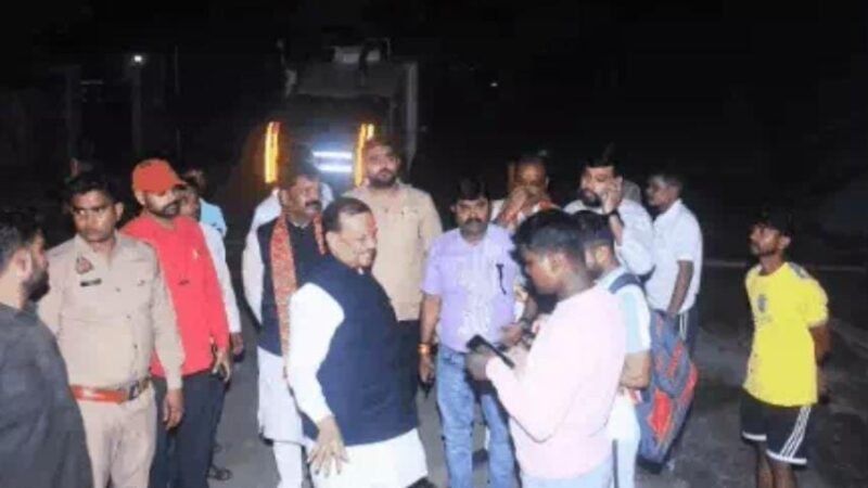 रात में सड़क निर्माण का औचक निरीक्षण, सांसद ने ठेकेदार को लगाई फटकार