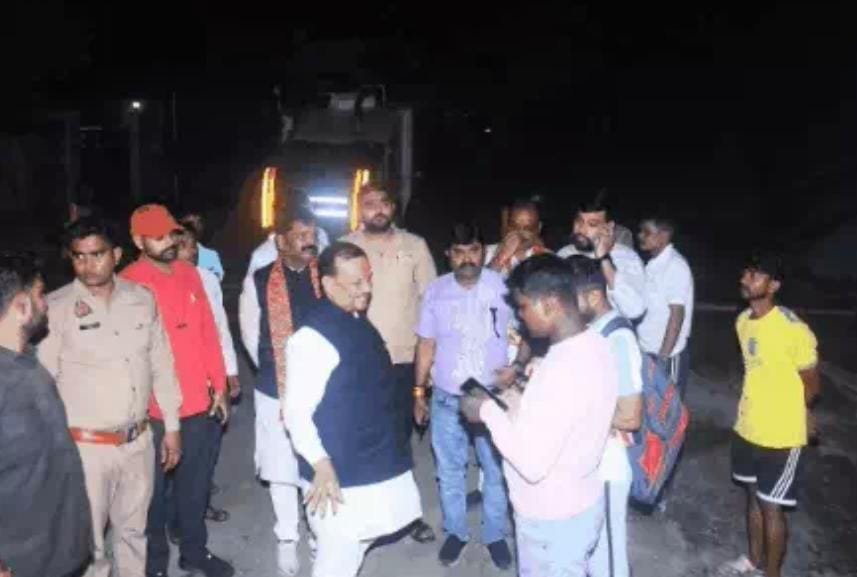 रात में सड़क निर्माण का औचक निरीक्षण, सांसद ने ठेकेदार को लगाई फटकार