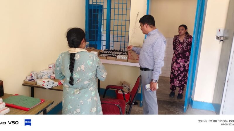 स्वास्थ्य केंद्रों के निरीक्षण में पांच कर्मचारी मिले गैरहाजिर, वेतन रोकने के निर्देश