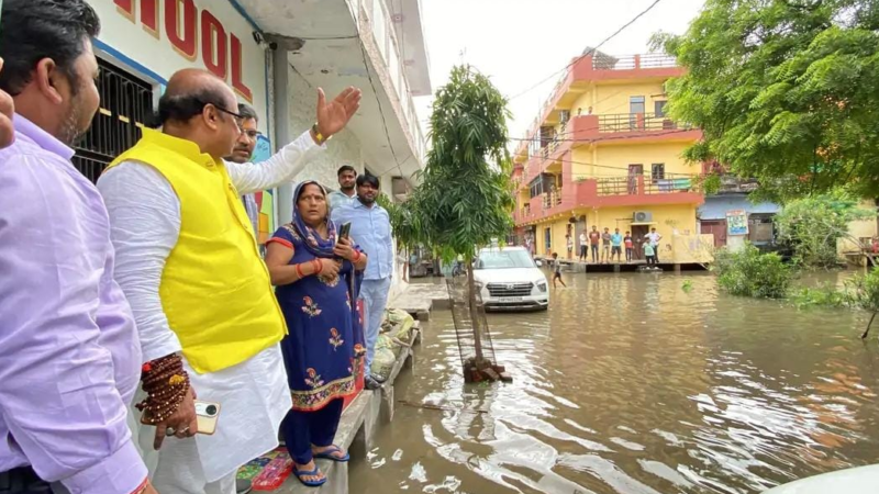 पांडु नदी का जलस्तर बढ़ने से गांवों में बाढ़ जैसे हालात, सड़क पर 3 से 4 फीट पानी