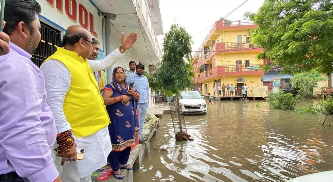 पांडु नदी का जलस्तर बढ़ने से गांवों में बाढ़ जैसे हालात, सड़क पर 3 से 4 फीट पानी