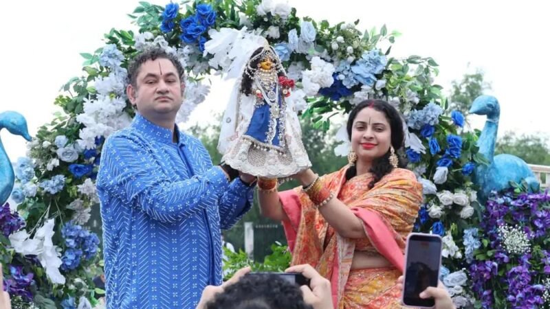 राधा रानी के भजनों से गूंजा विश्वविद्यालय परिसर, हजारों भक्त हुए भाव-विभोर