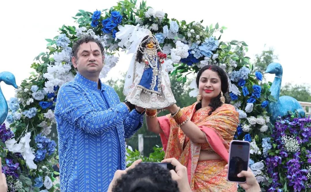 राधा रानी के भजनों से गूंजा विश्वविद्यालय परिसर, हजारों भक्त हुए भाव-विभोर