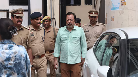 ढाई करोड़ की रंगदारी के आरोप में नया मोड़, होटल कारोबारी ने कोर्ट में कहा-अखिलेश ने नहीं मांगी रंगदारी