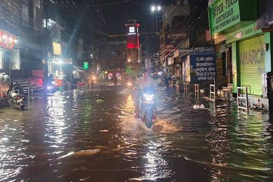बारिश के पानी में डूबी सड़कें, सवालों में व्यवस्था