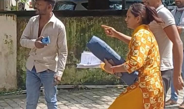 बाइक ट्रांसफर के नाम पर छह माह से टाल रहा था दलाल, आरटीओ में हुई मारपीट