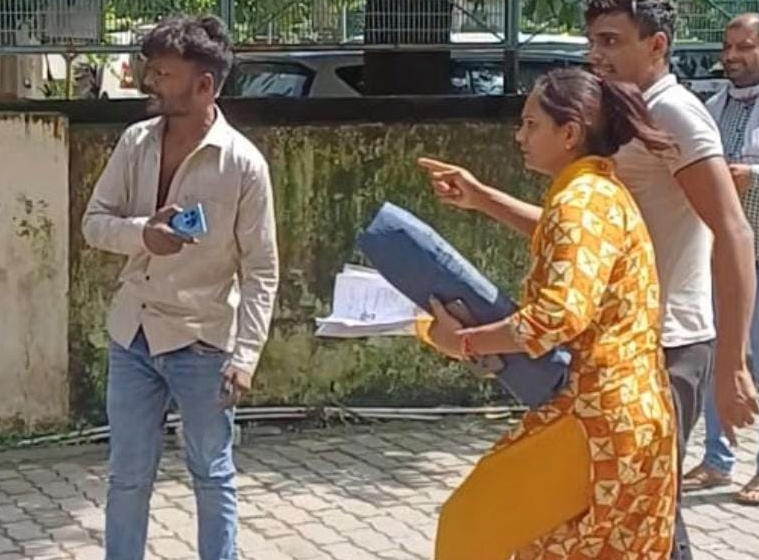 बाइक ट्रांसफर के नाम पर छह माह से टाल रहा था दलाल, आरटीओ में हुई मारपीट