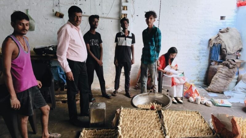 गंदगी में बन रहे थे समोसे और एग करी, तीन किचन पर खाद्य विभाग की कार्रवाई
