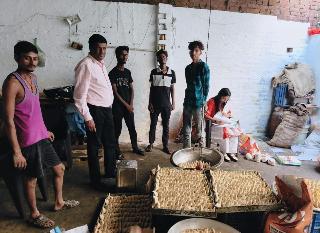 गंदगी में बन रहे थे समोसे और एग करी, तीन किचन पर खाद्य विभाग की कार्रवाई
