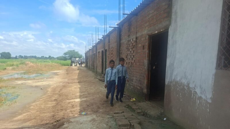 जर्जर टीनशेड के नीचे चल रहा गैर मान्यता प्राप्त स्कूल, बच्चों के भविष्य से खिलवाड़