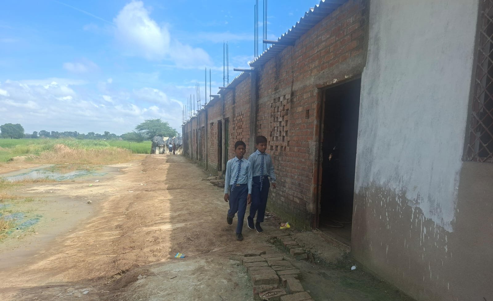जर्जर टीनशेड के नीचे चल रहा गैर मान्यता प्राप्त स्कूल, बच्चों के भविष्य से खिलवाड़
