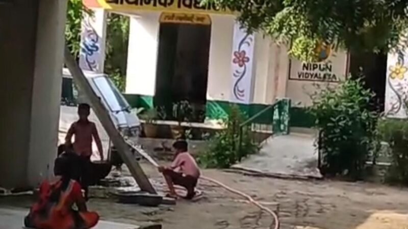 प्राथमिक विद्यालय में बच्चों से धुलवाई स्टाफ की वैन, वीडियो हुआ वायरल