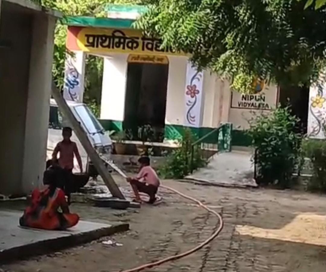 प्राथमिक विद्यालय में बच्चों से धुलवाई स्टाफ की वैन, वीडियो हुआ वायरल