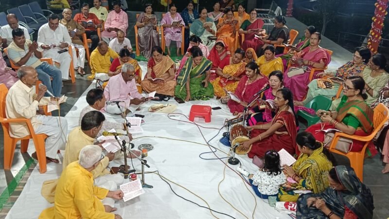 रामेष्ट धाम में गूंजा सुंदरकांड, भजन संध्या में झूमे श्रद्धालु