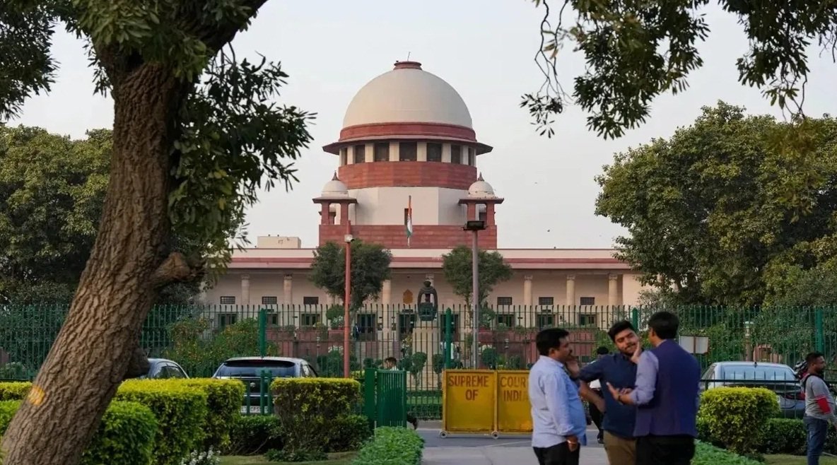 वंदे मातरम् के 6 अंतरे अनिवार्य करने के मामले पर सुप्रीम कोर्ट में सुनवाई, केंद्र से 2 हफ्ते में जवाब तलब