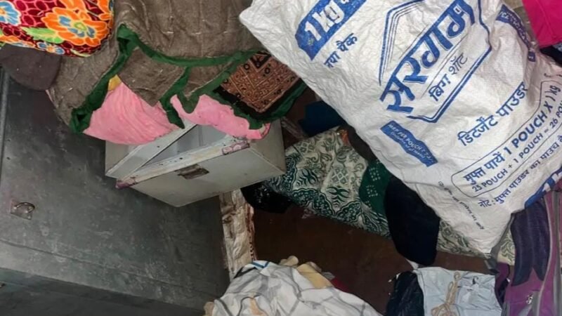 छत के रास्ते घर में घुसे चोर, सो रहे परिवार की बाहर से बंद की कंडी; चार लाख के जेवर और नकदी पार