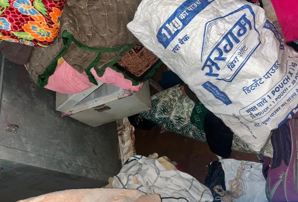 छत के रास्ते घर में घुसे चोर, सो रहे परिवार की बाहर से बंद की कंडी; चार लाख के जेवर और नकदी पार