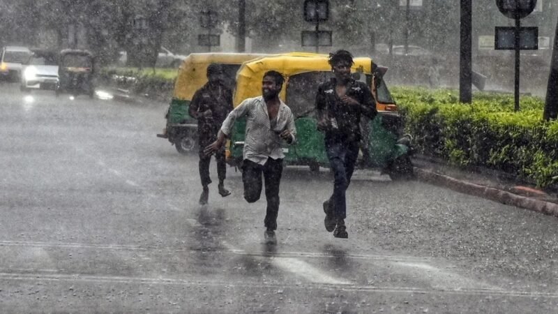 मौसम विभाग की चेतावनी; जाते-जाते मानसून फिर दिखाएगा तेवर, आज कई राज्यों के लिए बारिश का अलर्ट 
