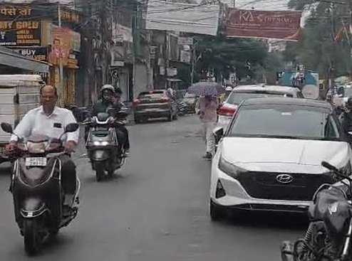 कानपुर में छाए घने बादल, बारिश के आसार से मौसम सुहावना