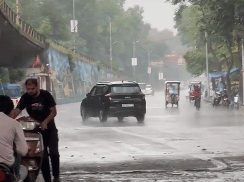 कानपुर में सुबह से झमाझम बारिश, गर्मी-उमस से राहत