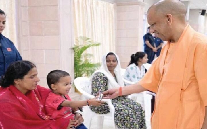 जनता दर्शन में फरियादियों से मिले सीएम योगी, अधिकारियों को दिए जरूरी निर्देश