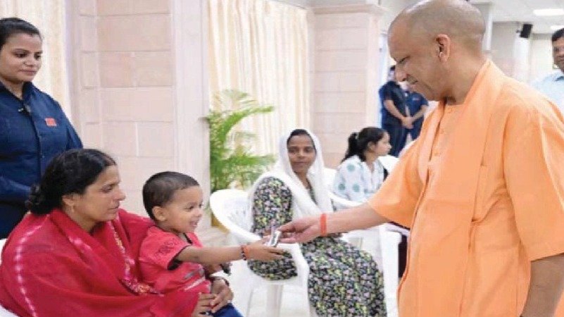 जनता दर्शन में फरियादियों से मिले सीएम योगी, अधिकारियों को दिए जरूरी निर्देश