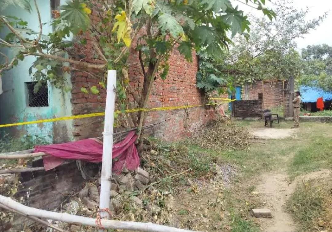 प्रयागराज में जमीन के नीचे दबे मिले नोटों से भरे तीन ड्रम, 5 करोड़ से ज्यादा कैश मिलने का दावा; दो हिरासत में